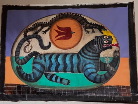 Gestreifter Tiger in einem Oval unter einer roten Sonne